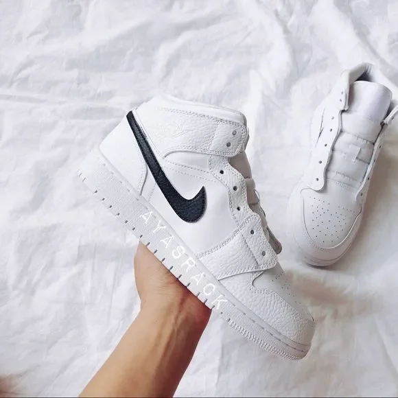 Custom painted  Air jordan 1 mid - Picture 3 of 7